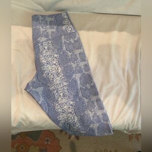 Glyder Lilac and White Snake Print Leggings Sz S